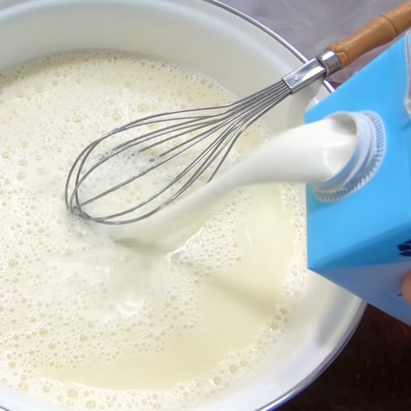 Bước 2 Cho sữa tươi vào và lọc hỗn hợp Sữa chua chanh dây (chanh leo) hũ
