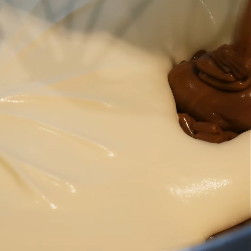 Bước 2 Đánh bông kem sữa nutella và đổ khuôn Kem nutella