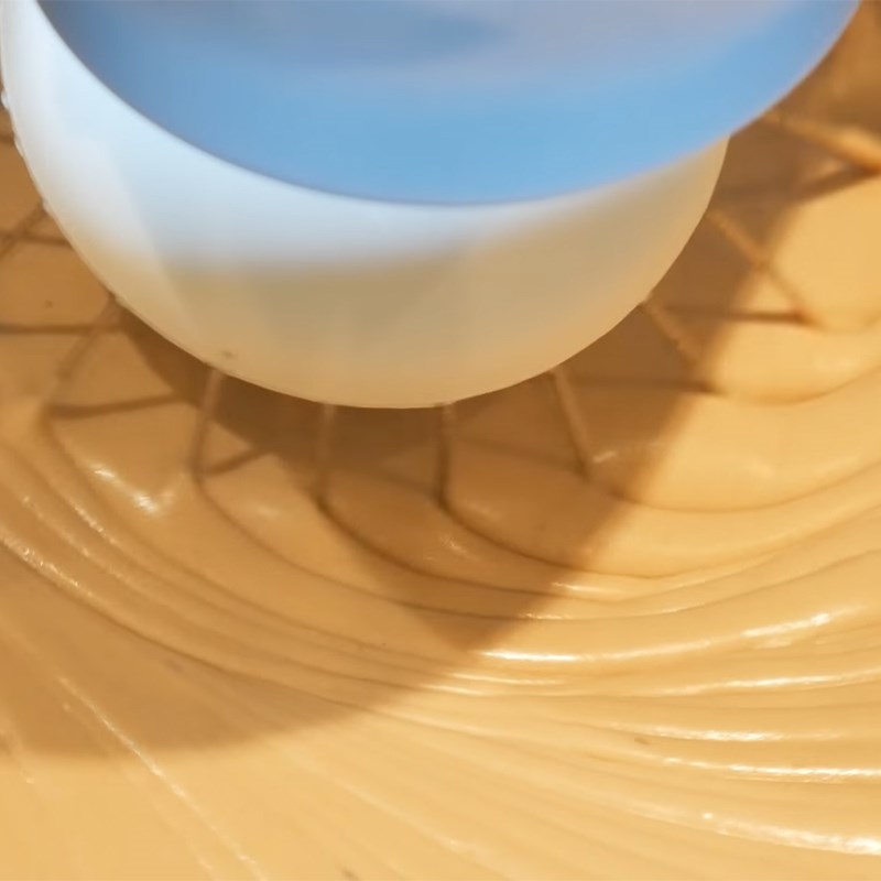 Bước 2 Đánh bông kem sữa nutella và đổ khuôn Kem nutella