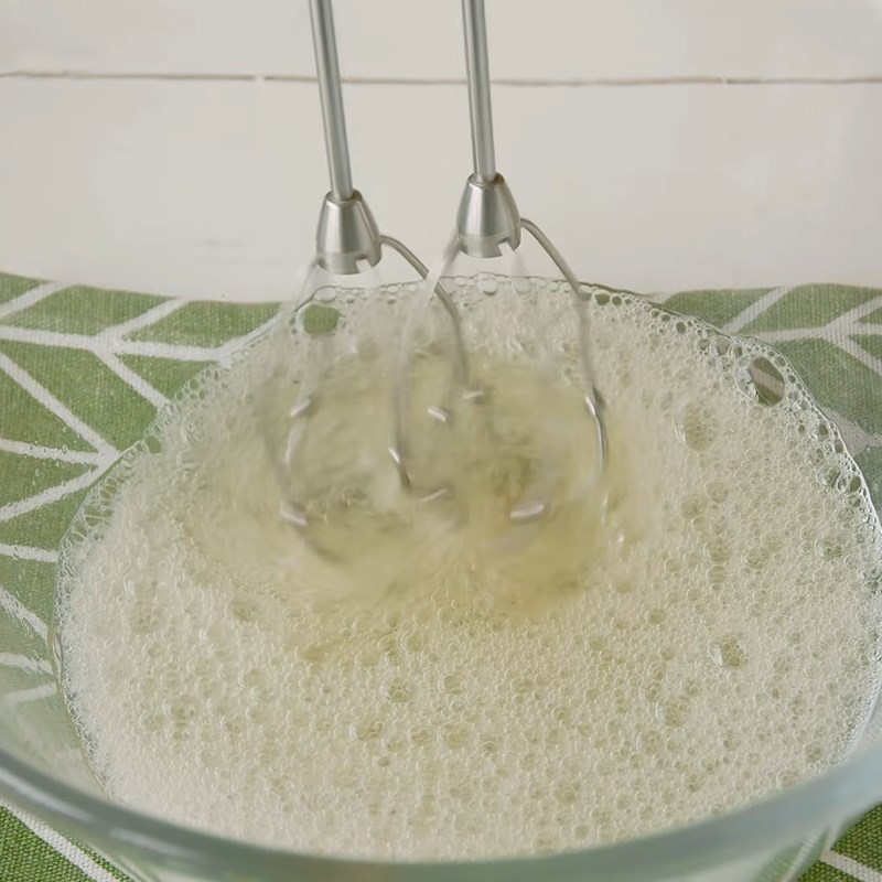 Bước 4 Đánh bông trứng Bánh chuối Thượng Hải