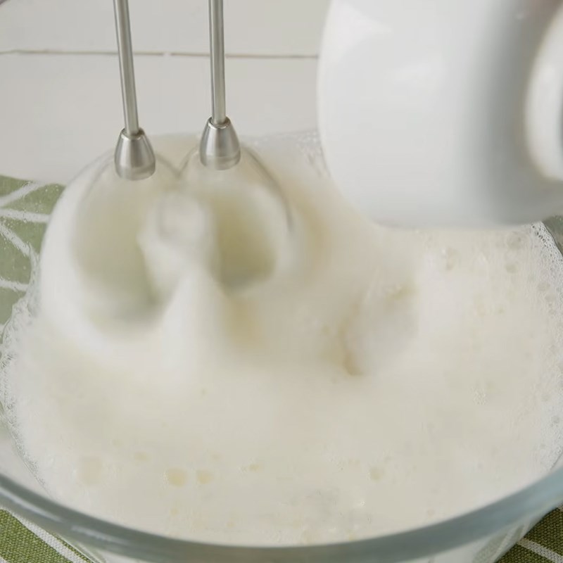 Bước 4 Đánh bông trứng Bánh chuối Thượng Hải