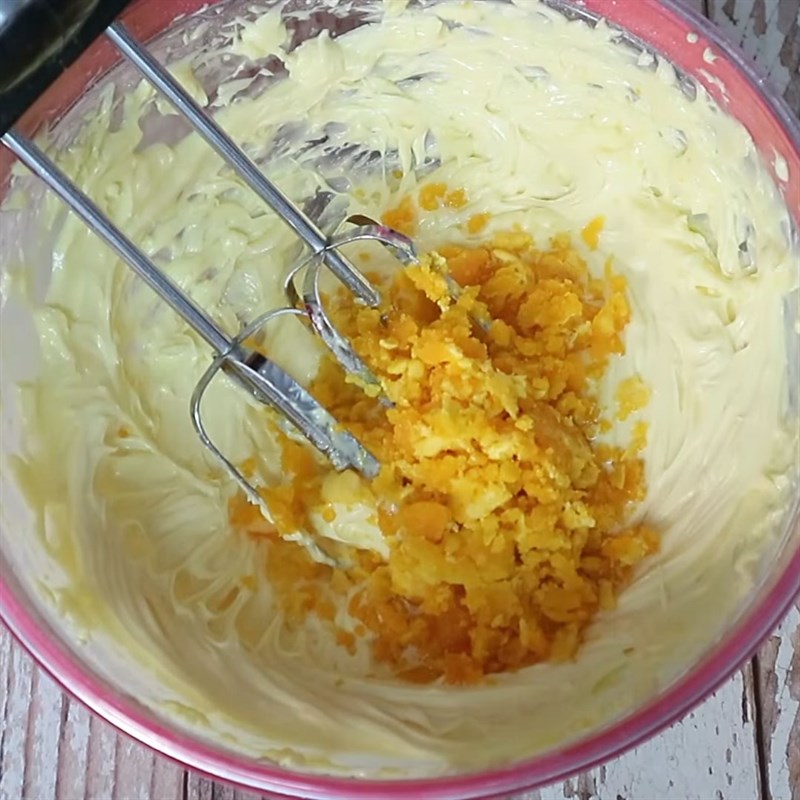 Bước 3 Đánh hỗn hợp bơ trứng muối Bánh qui hạt chia trứng muối