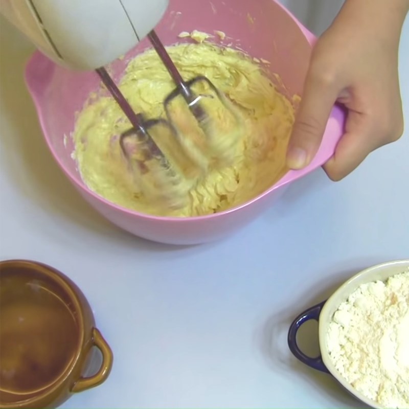 Bước 1 Đánh hỗn hợp bơ trứng Bánh tart phô mai nướng