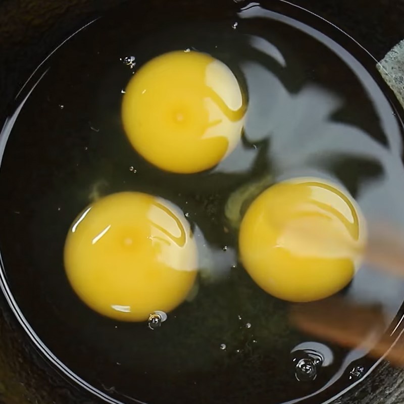 Bước 2 Đánh trứng Trứng cuộn Hàn Quốc xúc xích