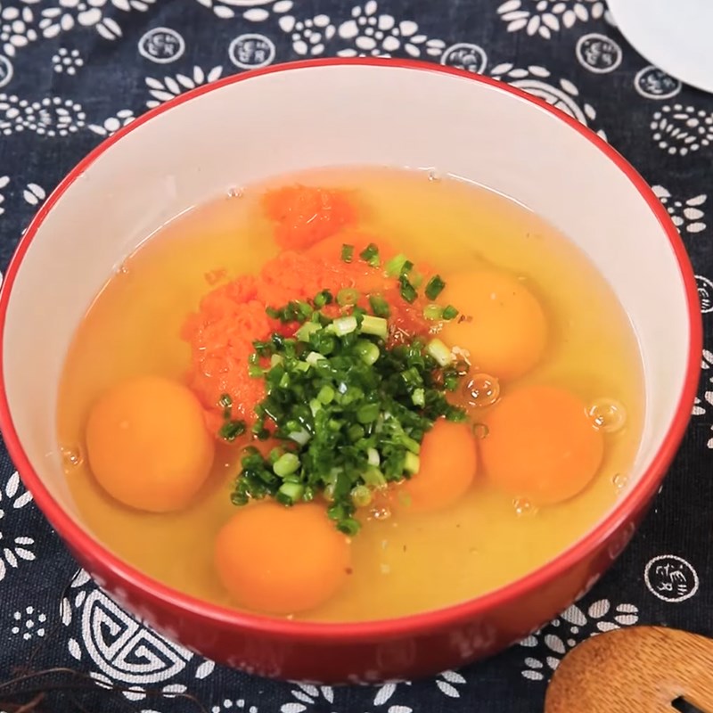 Bước 2 Đánh trứng Trứng cuộn Hàn Quốc đơn giản
