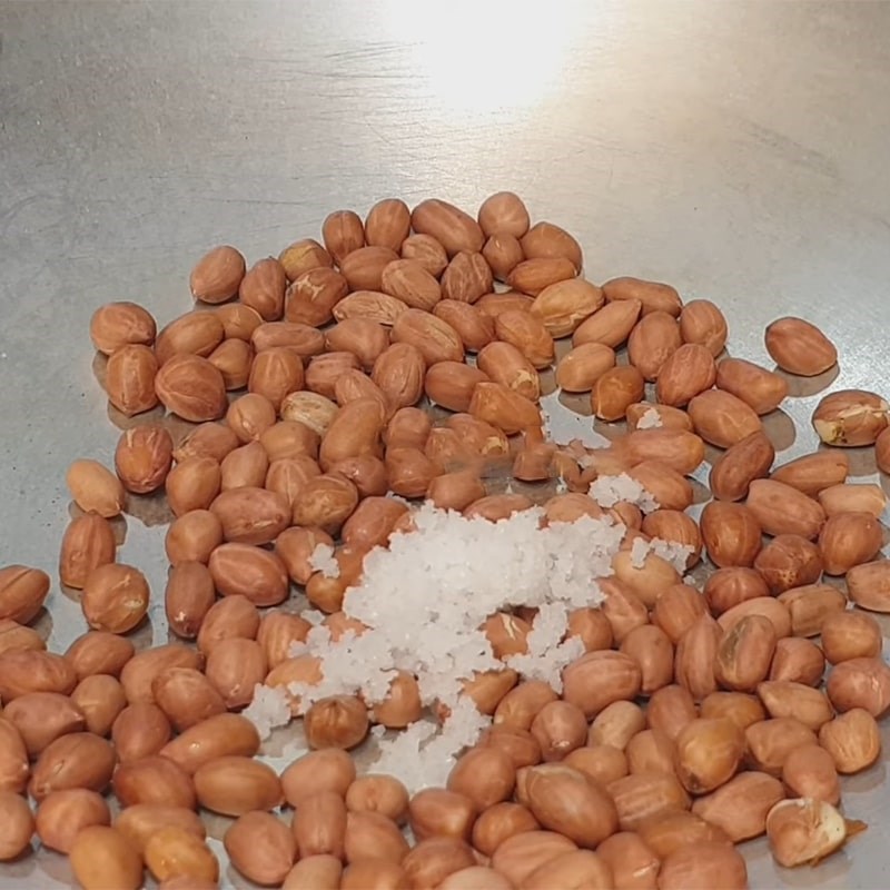 Bước 1 Rang đậu phộng với muối Đậu phộng rang muối ớt