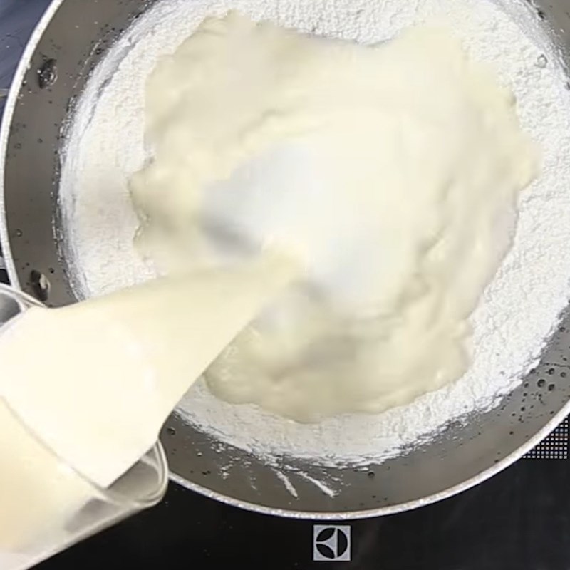 Bước 2 Đun hỗn hợp Bánh sữa dừa với gelatin