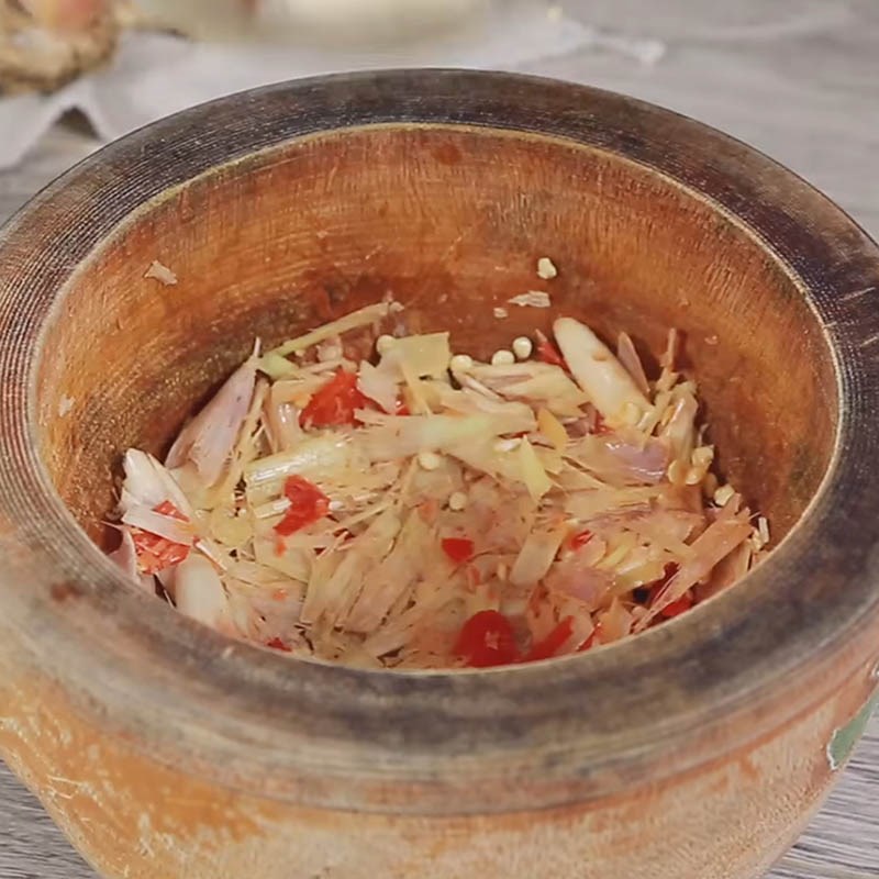 Bước 1 Giã các nguyên vật liệu Nước mắm sả gừng thì là