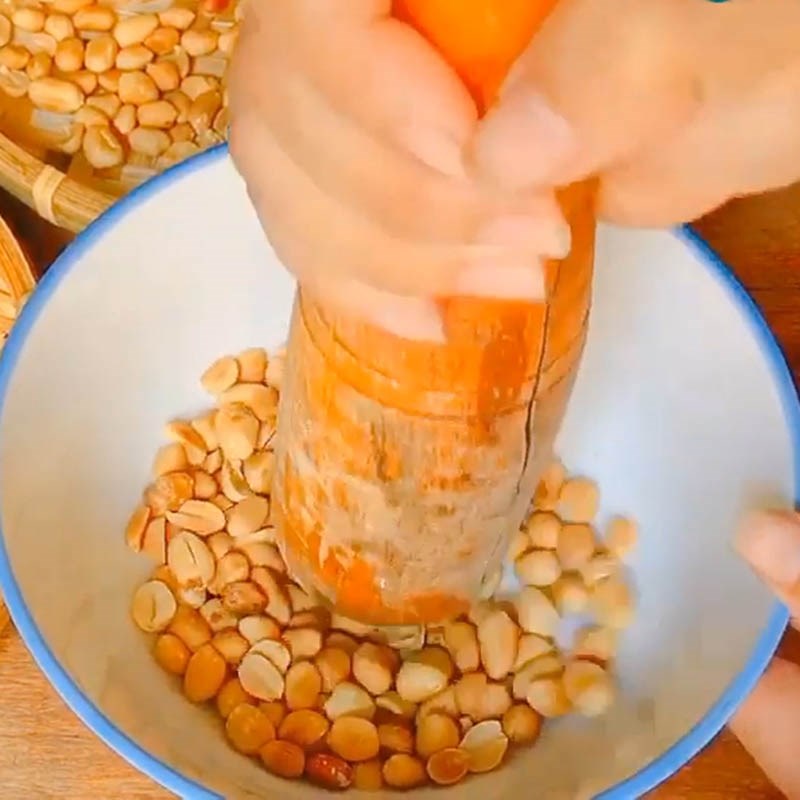 Bước 2 Giã các nguyên liệu Nước mắm đậu phộng