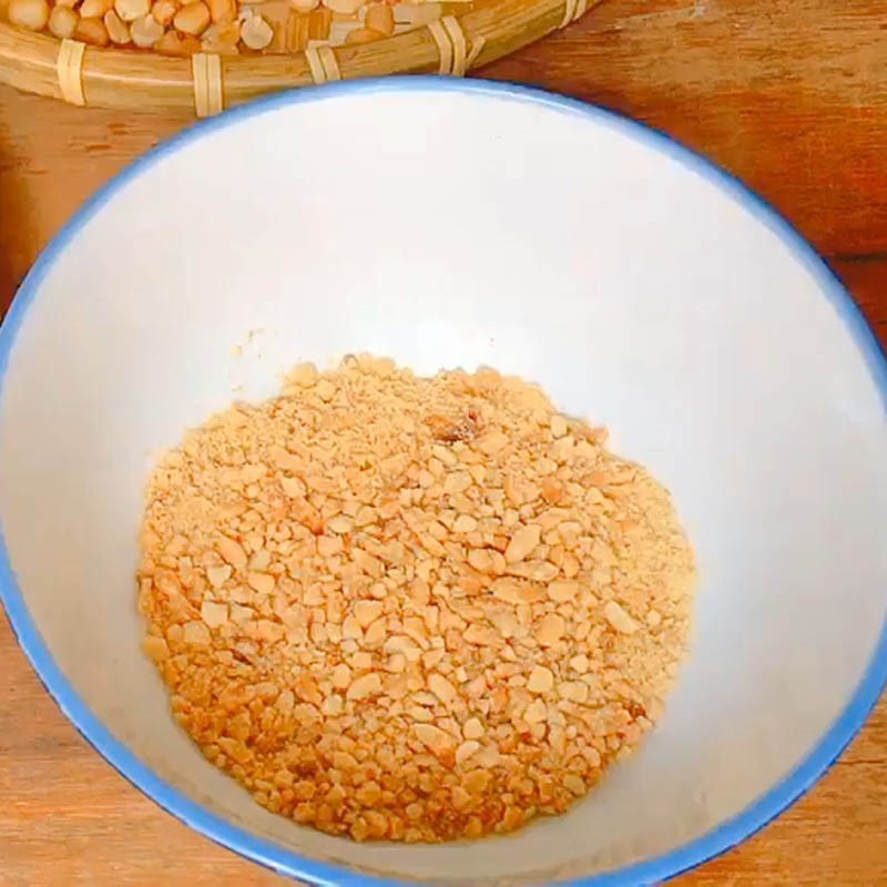 Bước 2 Giã các nguyên liệu Nước mắm đậu phộng