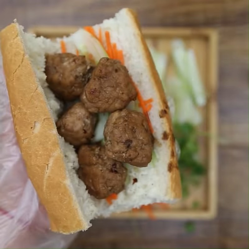 Bước 5 Kẹp bánh mì với xíu mại Bánh mì xíu mại