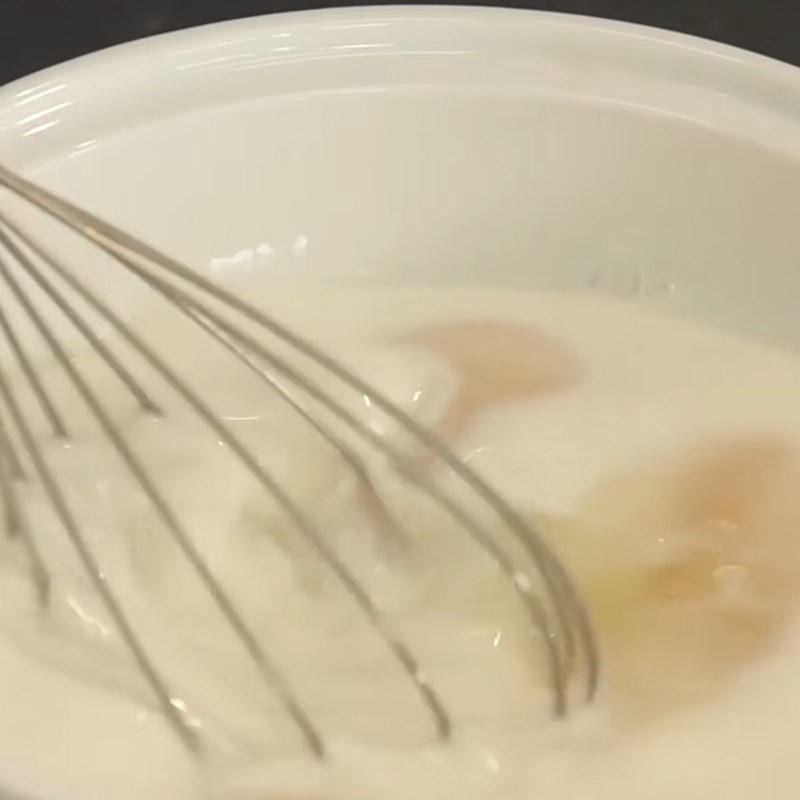 Bước 1 Khuấy trứng với sữa và gia vị Trứng hấp sữa