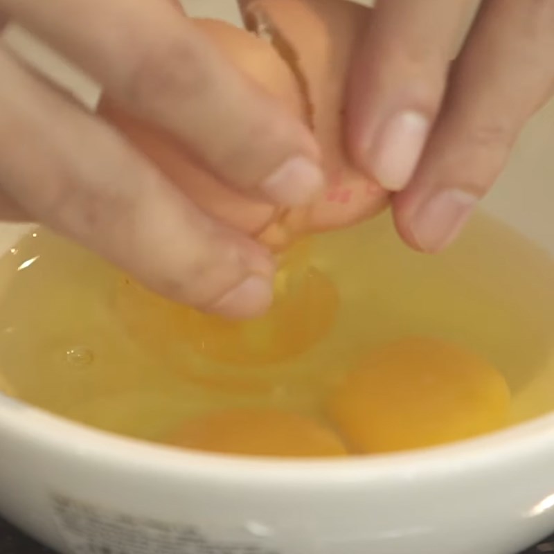 Bước 1 Khuấy trứng với sữa và gia vị Trứng hấp sữa