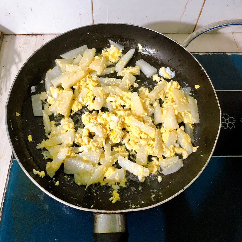 Bước 2 Làm củ cải xào trứng Củ cải xào trứng