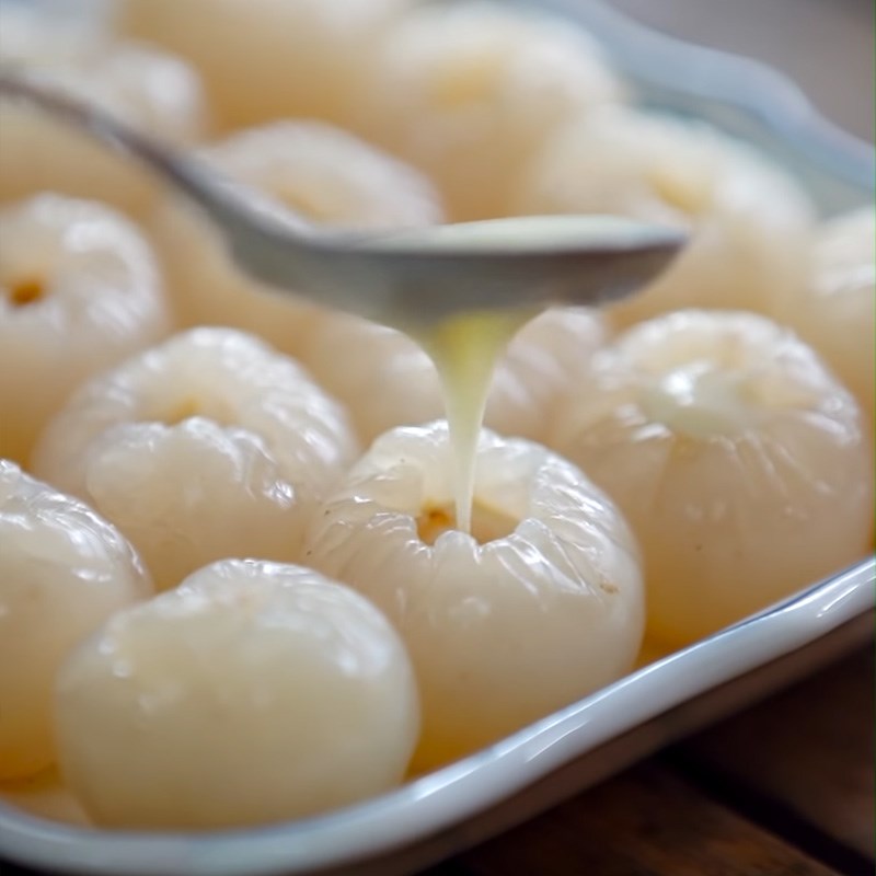 Bước 2 Làm nhân và cho vào trái vải Vải nhân sữa chua (vải elsa) băng tuyết