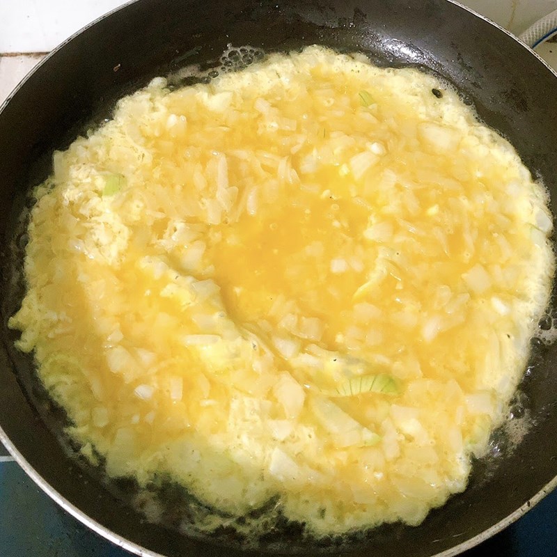 Bước 2 Làm trứng chiên hành tây Trứng chiên hành tây