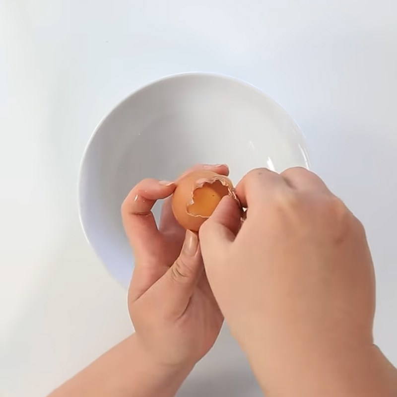 Bước 1 Lấy lòng trứng ra ngoài và trộn phô mai Trứng nướng phô mai