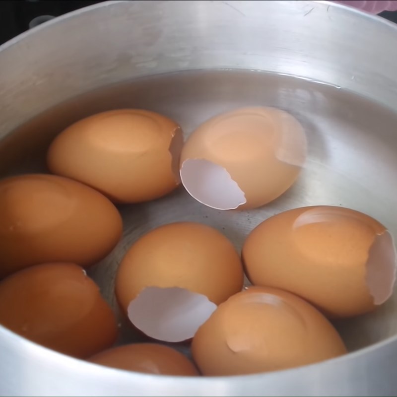 Bước 1 Luộc vỏ trứng gà Thạch rau câu trứng gà luộc