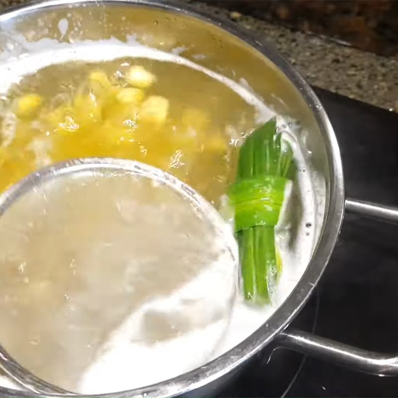 Bước 3 Nấu các nguyên liệu với nhau Chè chôm chôm hạt sen