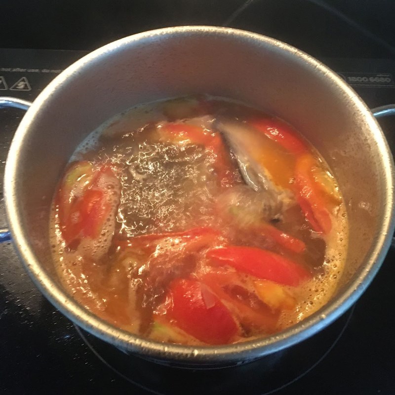 lườn cá hồi nấu măng chua