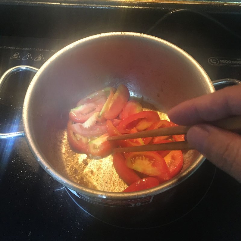 Bước 3 Nấu canh Canh chua đầu cá hồi măng chua