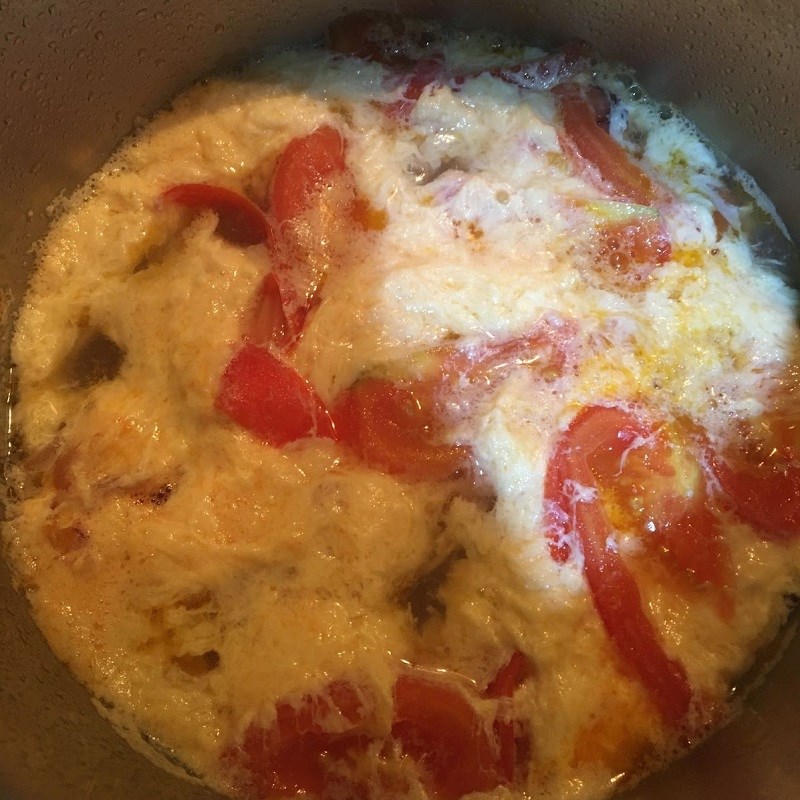 Bước 2 Nấu canh Canh cà chua trứng (canh mây)