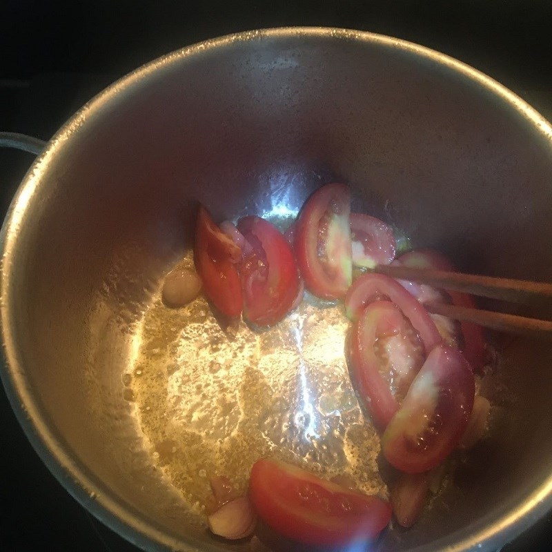Bước 2 Nấu canh Canh cà chua trứng (canh mây)
