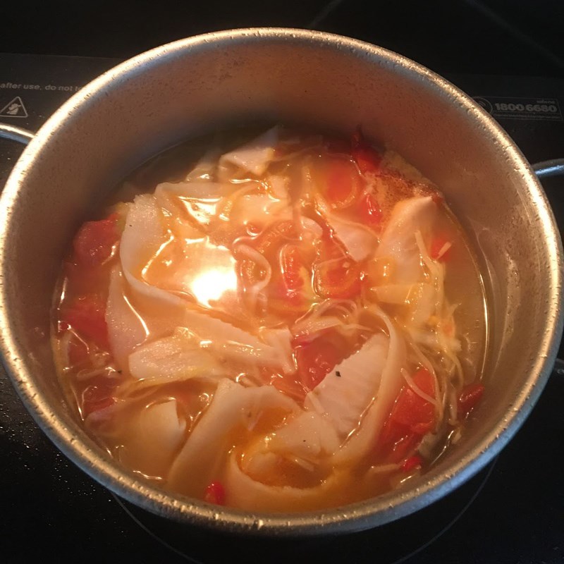 Bước 3 Nấu canh Canh chua đầu cá hồi măng chua