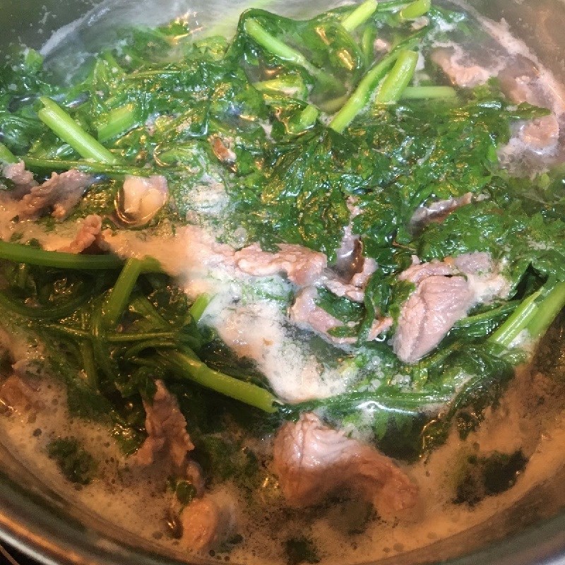 Bước 3 Nấu canh Canh cải cúc thịt bò