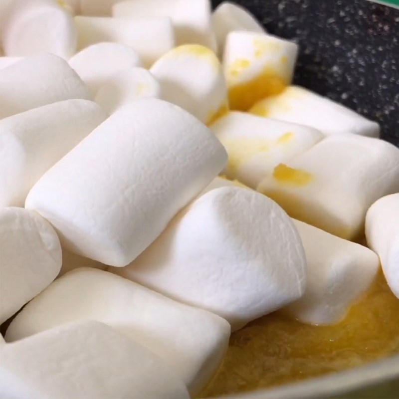 Bước 2 Nấu chảy kẹo marshmallow Bánh nougat trứng muối chà bông