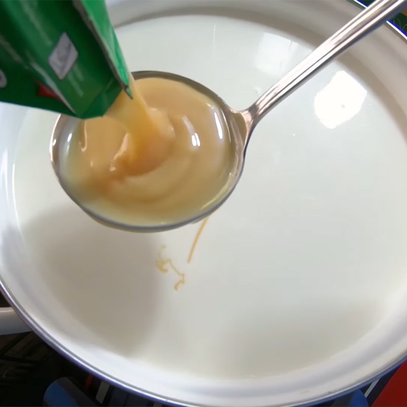 Bước 1 Nấu hỗn hợp sữa và đào Sữa chua đào hũ