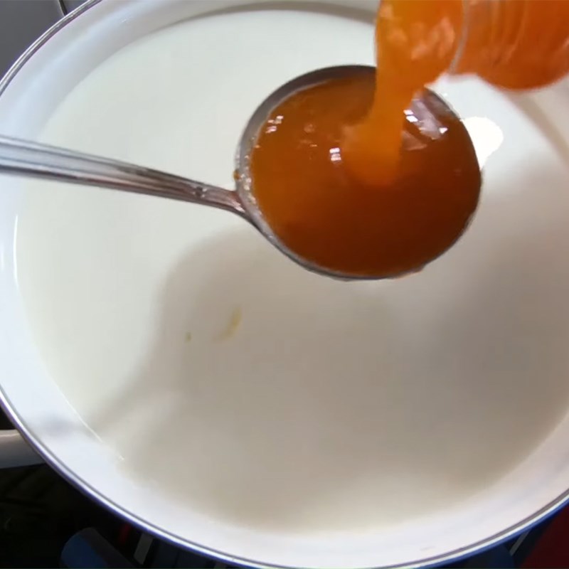 Bước 1 Nấu hỗn hợp sữa và đào Sữa chua đào hũ