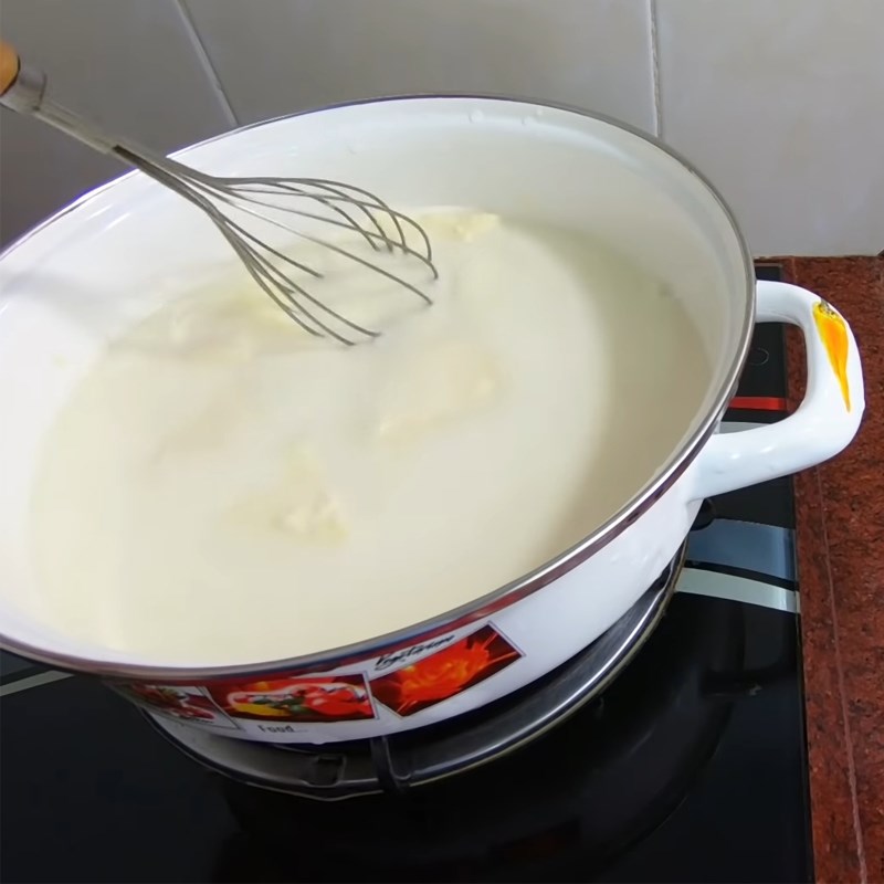 Bước 1 Nấu hỗn hợp sữa và phô mai Sữa chua chanh dây (chanh leo) hũ