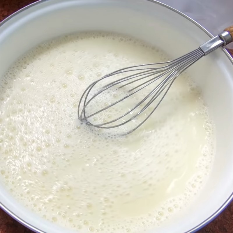 Bước 1 Nấu hỗn hợp sữa và phô mai Sữa chua chanh dây (chanh leo) hũ