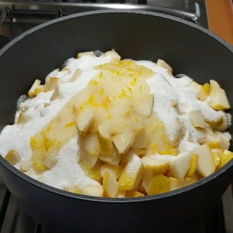 Bước 2 Nấu mềm lê với đường Mứt lê