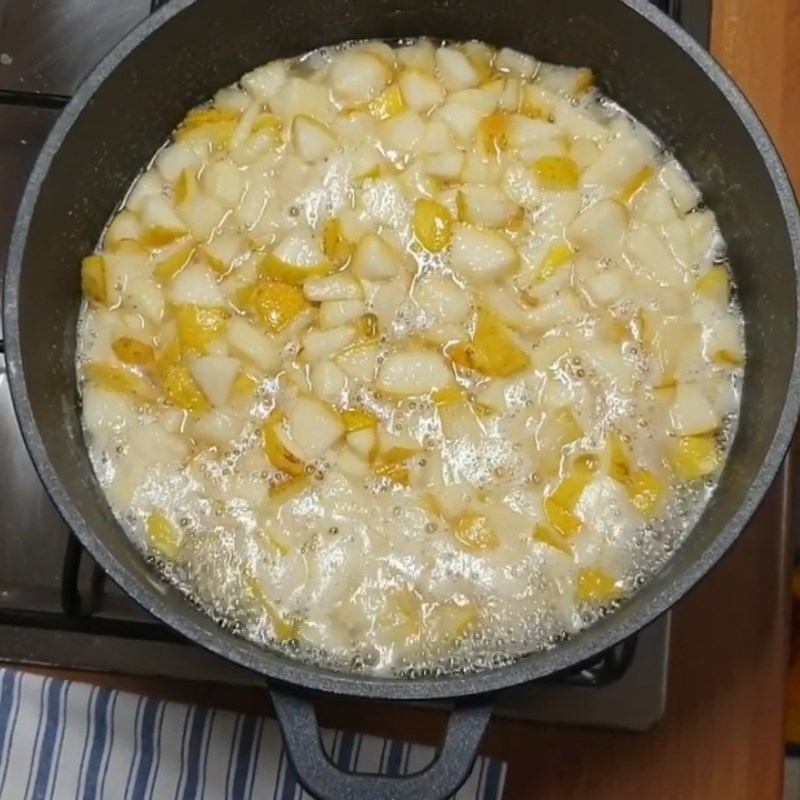 Bước 2 Nấu mềm lê với đường Mứt lê