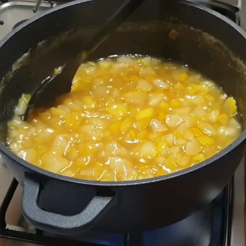 Bước 2 Nấu mềm lê với đường Mứt lê