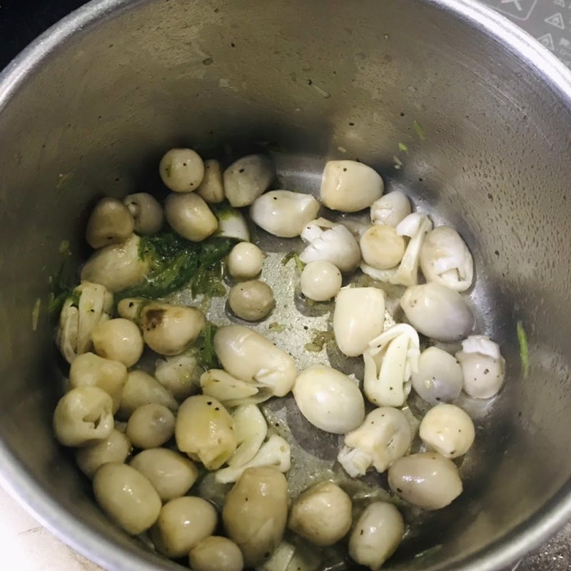 Bước 2 Nấu nấm Canh bông hẹ đậu hũ nấm