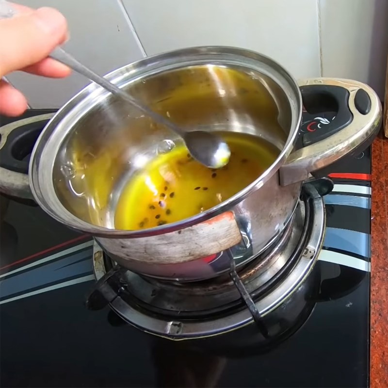 Bước 5 Nấu nước sốt chanh dây Sữa chua chanh dây (chanh leo) hũ