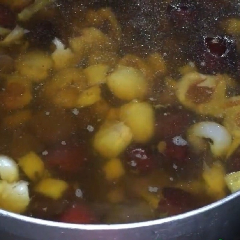 Bước 2 Nấu chè chôm chôm vải Chè chôm chôm vải