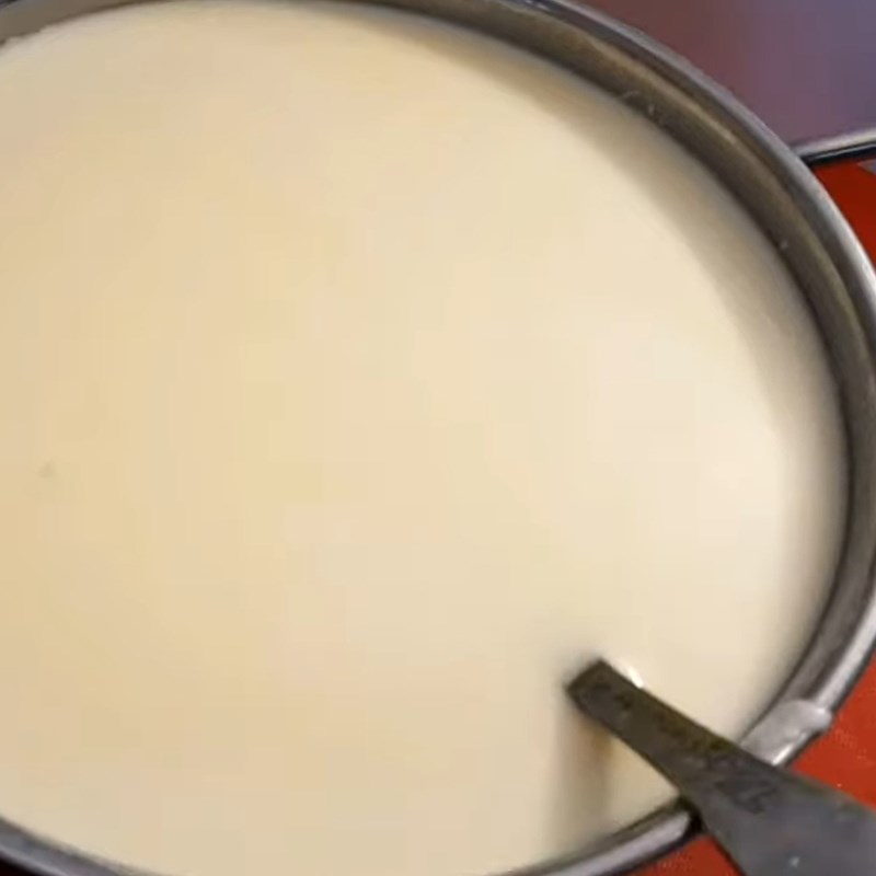 Bước 5 Pha nước sốt chanh dây vào sữa chua Sữa chua chanh dây (chanh leo) bịch