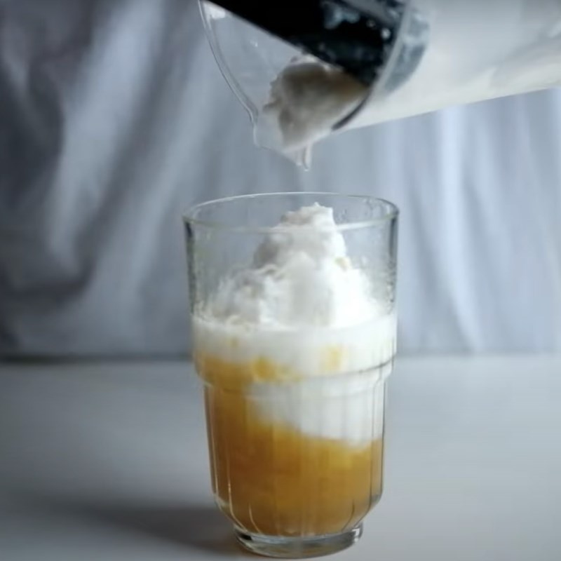 Bước 2 Pha sữa chua đá xay với sốt xoài Yaourt (sữa chua) đá xay vị xoài