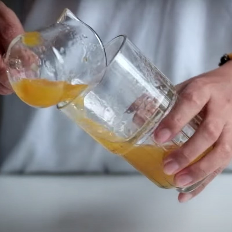 Bước 2 Pha sữa chua đá xay với sốt xoài Yaourt (sữa chua) đá xay vị xoài