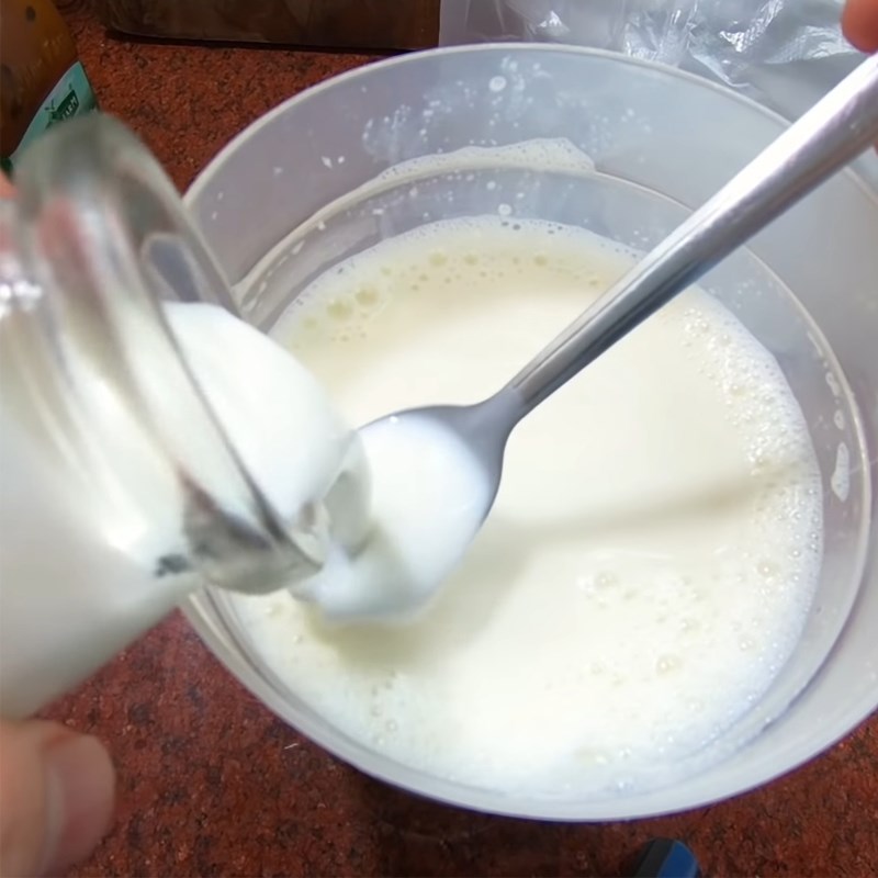 Bước 3 Pha sữa chua và cho ra hũ Sữa chua chanh dây (chanh leo) hũ