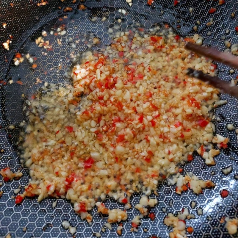 Bước 2 Phi tỏi ớt Đậu phộng rang tỏi ớt (Công thức được chia sẻ từ người dùng)