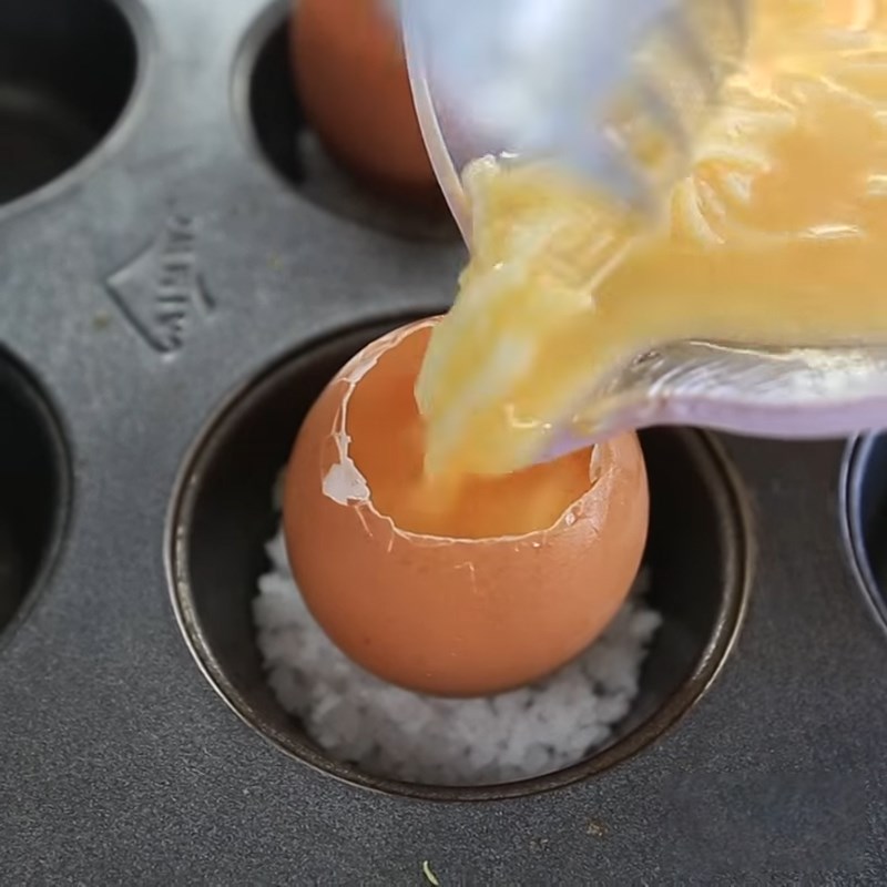 Bước 3 Rót trứng vào vỏ Trứng nướng phô mai