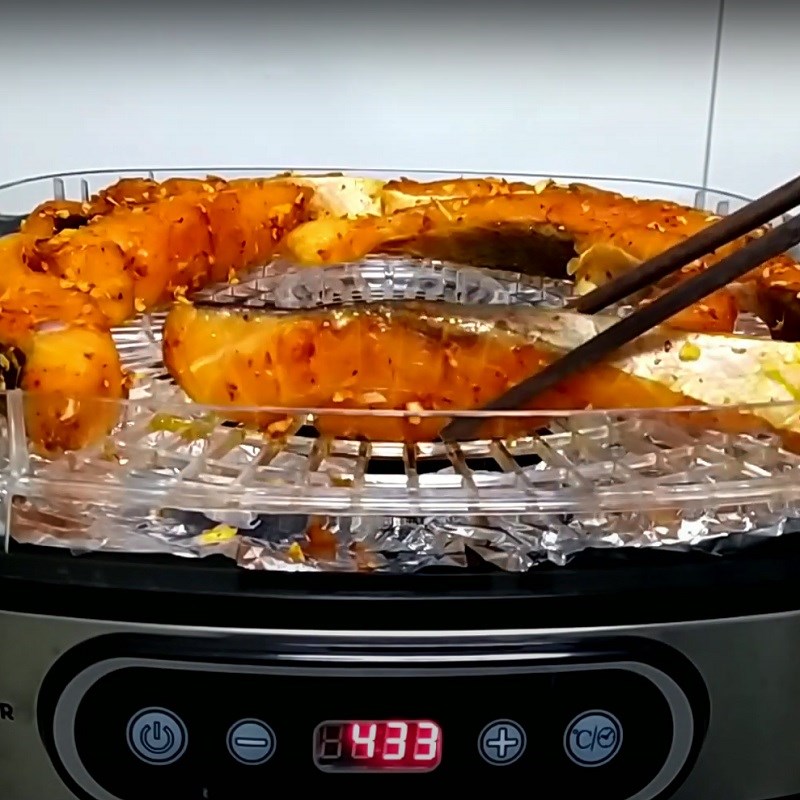 Bước 3 Sấy cá Khô cá hồi làm bằng lò sấy