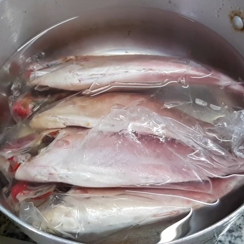Bước 1 Sơ chế cá bã trầu Cá bã trầu nấu canh chua