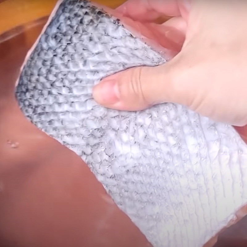 Bước 1 Sơ chế cá hồi Khô cá hồi làm bằng lò nướng