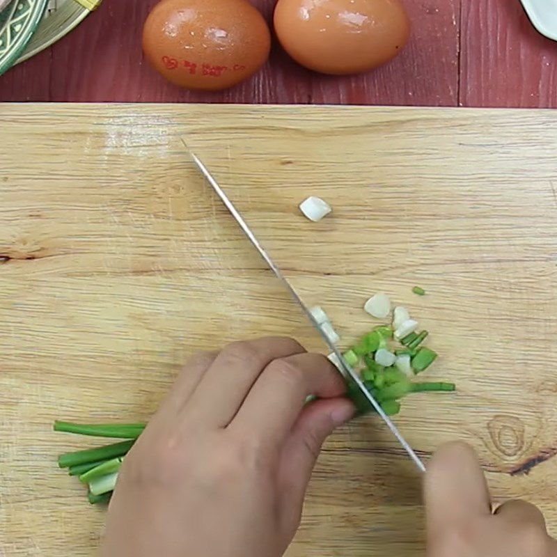 Bước 1 Sơ chế các nguyên liệu Trứng cuộn Hàn Quốc xúc xích